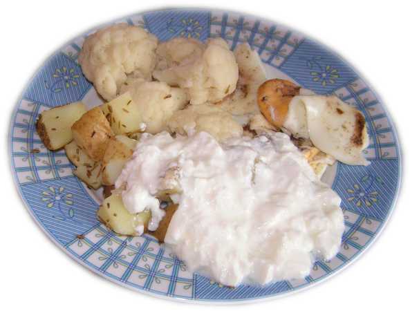 ziemniaki w rozmaryni ze zsiadym mlekiem kalafiorem i jajkiem sadzonym